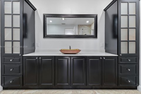 House in Miami Lakes, Florida 4 bedrooms, 204.01 sq.m. № 2031047 - photo 8