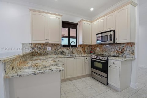 House in Miami Lakes, Florida 4 bedrooms, 204.01 sq.m. № 2031047 - photo 11