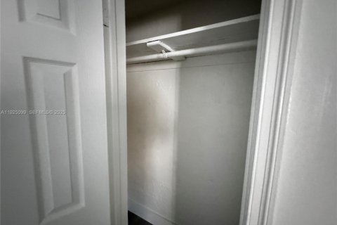 Снять в аренду квартиру в Вест-Парк, Флорида 2 спальни, 211.82м2, № 1986039 - фото 4