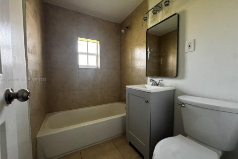 Снять в аренду квартиру в Вест-Парк, Флорида 2 спальни, 211.82м2, № 1986039 - фото 2