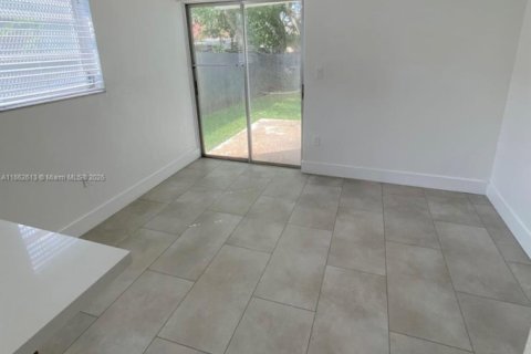 Villa ou maison à louer à Cutler Bay, Floride: 2 chambres, 83.61 m2 № 1890940 - photo 24