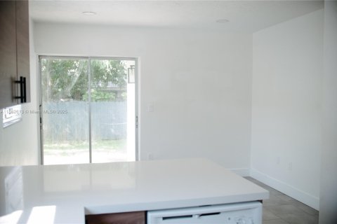 Villa ou maison à louer à Cutler Bay, Floride: 2 chambres, 83.61 m2 № 1890940 - photo 9