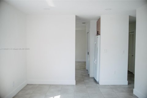 Villa ou maison à louer à Cutler Bay, Floride: 2 chambres, 83.61 m2 № 1890940 - photo 3