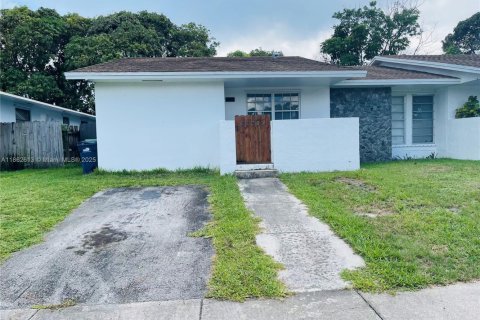Villa ou maison à louer à Cutler Bay, Floride: 2 chambres, 83.61 m2 № 1890940 - photo 1