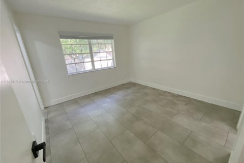 Villa ou maison à louer à Cutler Bay, Floride: 2 chambres, 83.61 m2 № 1890940 - photo 15