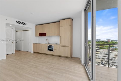 Estudio en el Condominio en Miami, Florida  № 2084914