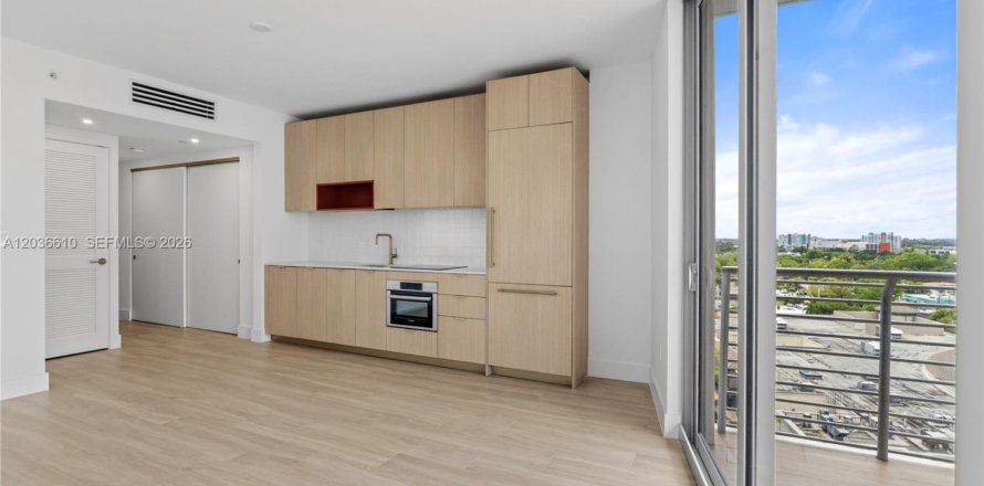 Estudio en el Condominio en Miami, Florida  № 2084914
