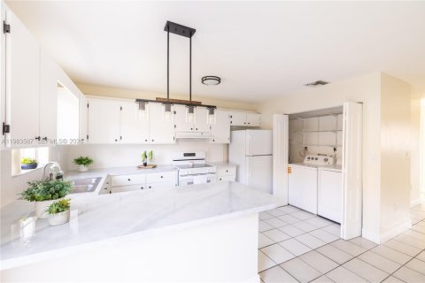 Condo in Miami, Florida, 3 bedrooms № 2046826 - photo 15