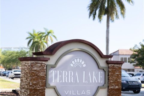 Condo in Miami, Florida, 3 bedrooms № 2046826 - photo 2