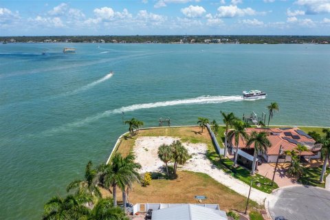 Terreno en venta en Treasure Island, Florida № 1898879 - foto 1