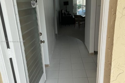 Condo in Dania Beach, Florida, 2 bedrooms  № 1462295 - photo 4