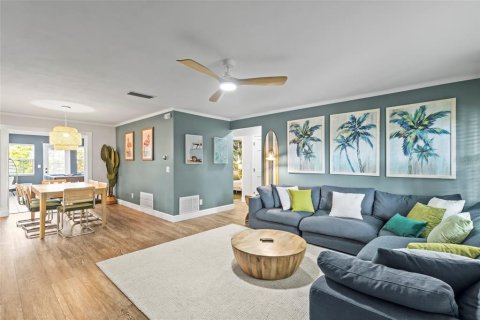House in Clearwater, Florida 4 bedrooms, 165.74 sq.m. № 1612546 - photo 2