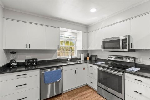 House in Clearwater, Florida 4 bedrooms, 165.74 sq.m. № 1612546 - photo 9