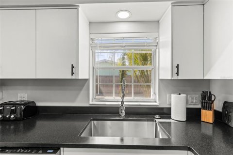 House in Clearwater, Florida 4 bedrooms, 165.74 sq.m. № 1612546 - photo 10