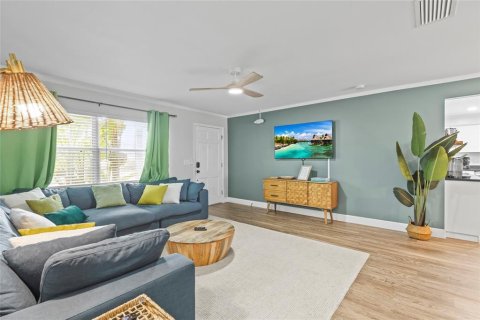 House in Clearwater, Florida 4 bedrooms, 165.74 sq.m. № 1612546 - photo 4