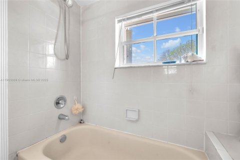 Купить таунхаус в Санрайз, Флорида 3 спальни, 171.68м2, № 1955752 - фото 23