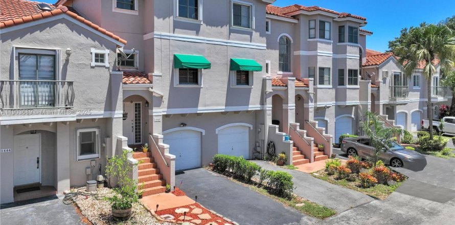 Таунхаус в Санрайз, Флорида 3 спальни, 171.68м2 № 1955752