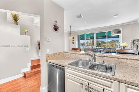 Купить таунхаус в Санрайз, Флорида 3 спальни, 171.68м2, № 1955752 - фото 11