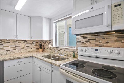 Copropriété à vendre à Bradenton, Floride: 2 chambres, 78.04 m2 № 2094441 - photo 12