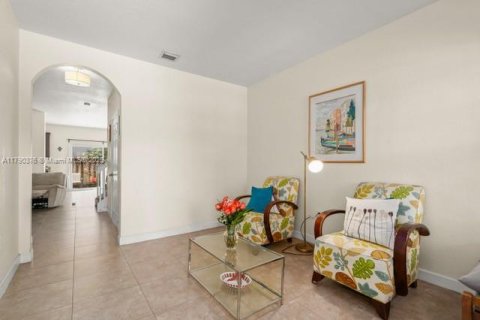 Townhouse in Cutler Bay, Florida 3 bedrooms, 145.11 sq.m. № 1730989 - photo 4