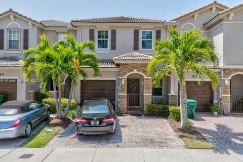 Townhouse in Cutler Bay, Florida 3 bedrooms, 145.11 sq.m. № 1730989 - photo 1