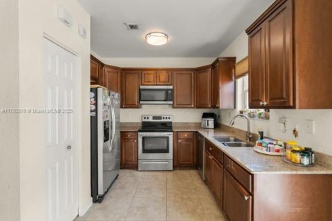Townhouse in Cutler Bay, Florida 3 bedrooms, 145.11 sq.m. № 1730989 - photo 8
