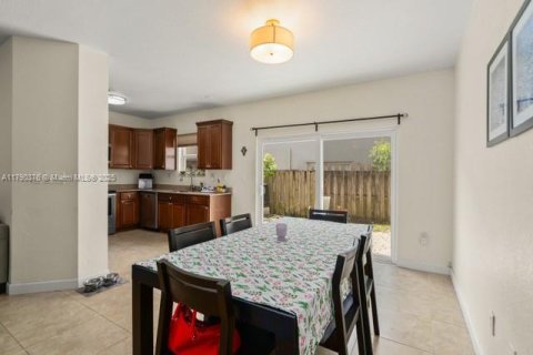 Townhouse in Cutler Bay, Florida 3 bedrooms, 145.11 sq.m. № 1730989 - photo 9
