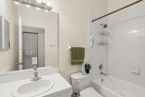Townhouse in Cutler Bay, Florida 3 bedrooms, 145.11 sq.m. № 1730989 - photo 15