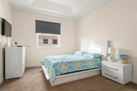 Townhouse in Cutler Bay, Florida 3 bedrooms, 145.11 sq.m. № 1730989 - photo 13