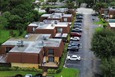 Townhouse in Lake Worth, Florida 2 bedrooms, 130.53 sq.m. № 2389887 - photo 3