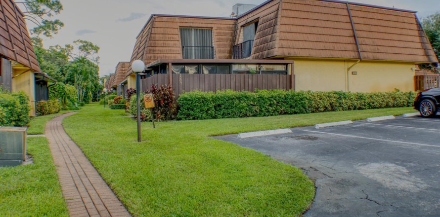 Townhouse in Lake Worth, Florida 2 bedrooms, 130.53 sq.m. № 2389887
