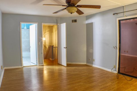 Townhouse in Lake Worth, Florida 2 bedrooms, 130.53 sq.m. № 2389887 - photo 13