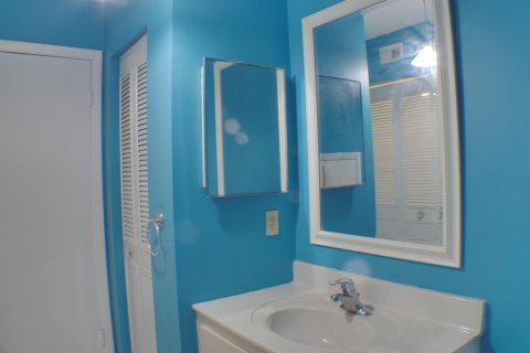 Townhouse in Lake Worth, Florida 2 bedrooms, 130.53 sq.m. № 2389887 - photo 27