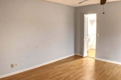 Townhouse in Lake Worth, Florida 2 bedrooms, 130.53 sq.m. № 2389887 - photo 23