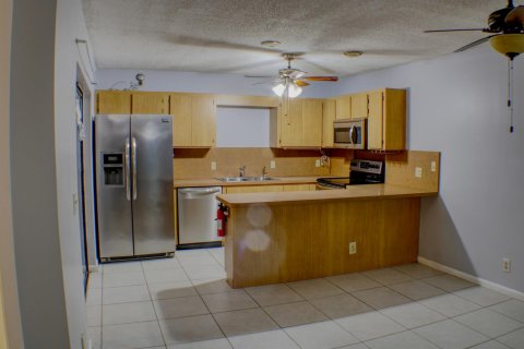 Townhouse in Lake Worth, Florida 2 bedrooms, 130.53 sq.m. № 2389887 - photo 10