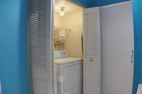 Townhouse in Lake Worth, Florida 2 bedrooms, 130.53 sq.m. № 2389887 - photo 28