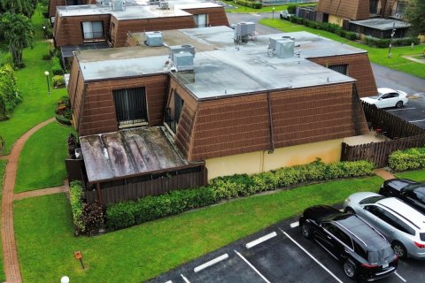 Townhouse in Lake Worth, Florida 2 bedrooms, 130.53 sq.m. № 2389887 - photo 2