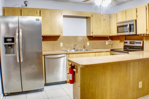 Townhouse in Lake Worth, Florida 2 bedrooms, 130.53 sq.m. № 2389887 - photo 9