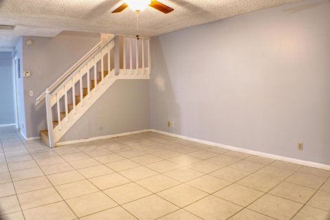 Townhouse in Lake Worth, Florida 2 bedrooms, 130.53 sq.m. № 2389887 - photo 12