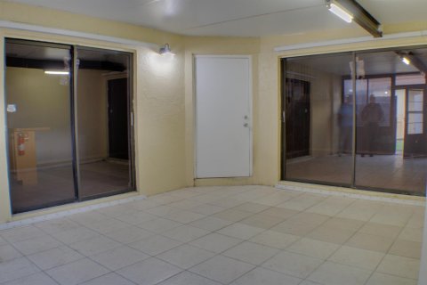 Townhouse in Lake Worth, Florida 2 bedrooms, 130.53 sq.m. № 2389887 - photo 7