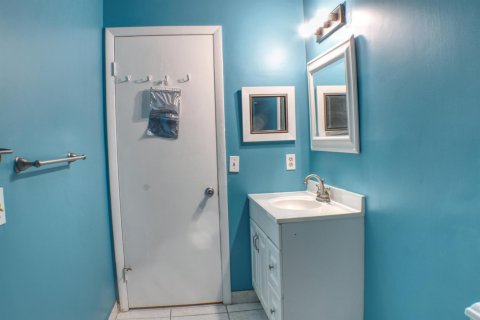 Townhouse in Lake Worth, Florida 2 bedrooms, 130.53 sq.m. № 2389887 - photo 14