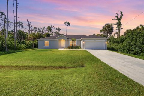House in Port Charlotte, Florida 3 bedrooms, 149.85 sq.m. № 2322410