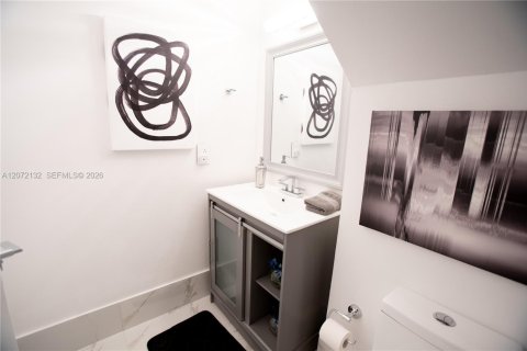 Casa en venta en Miami, Florida, 4 dormitorios, 248.61 m2 № 2305815 - foto 3