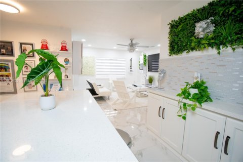 Casa en venta en Miami, Florida, 4 dormitorios, 248.61 m2 № 2305815 - foto 2