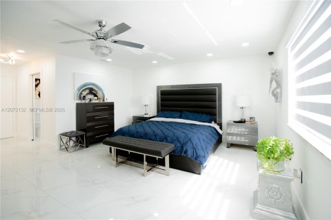 Casa en venta en Miami, Florida, 4 dormitorios, 248.61 m2 № 2305815 - foto 7