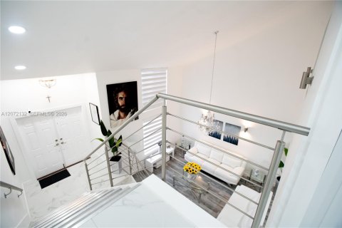 Casa en venta en Miami, Florida, 4 dormitorios, 248.61 m2 № 2305815 - foto 4