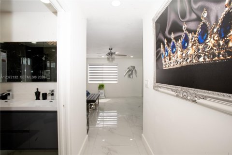 Casa en venta en Miami, Florida, 4 dormitorios, 248.61 m2 № 2305815 - foto 5