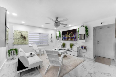 Casa en venta en Miami, Florida, 4 dormitorios, 248.61 m2 № 2305815 - foto 30
