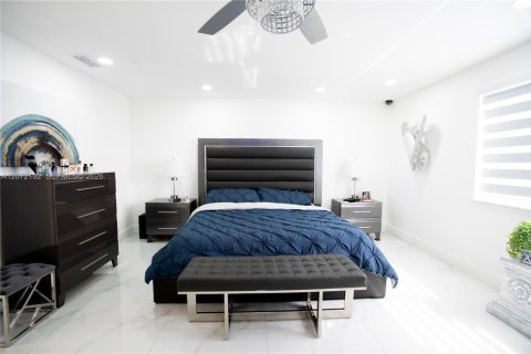 Casa en venta en Miami, Florida, 4 dormitorios, 248.61 m2 № 2305815 - foto 8