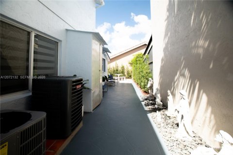 Casa en venta en Miami, Florida, 4 dormitorios, 248.61 m2 № 2305815 - foto 12